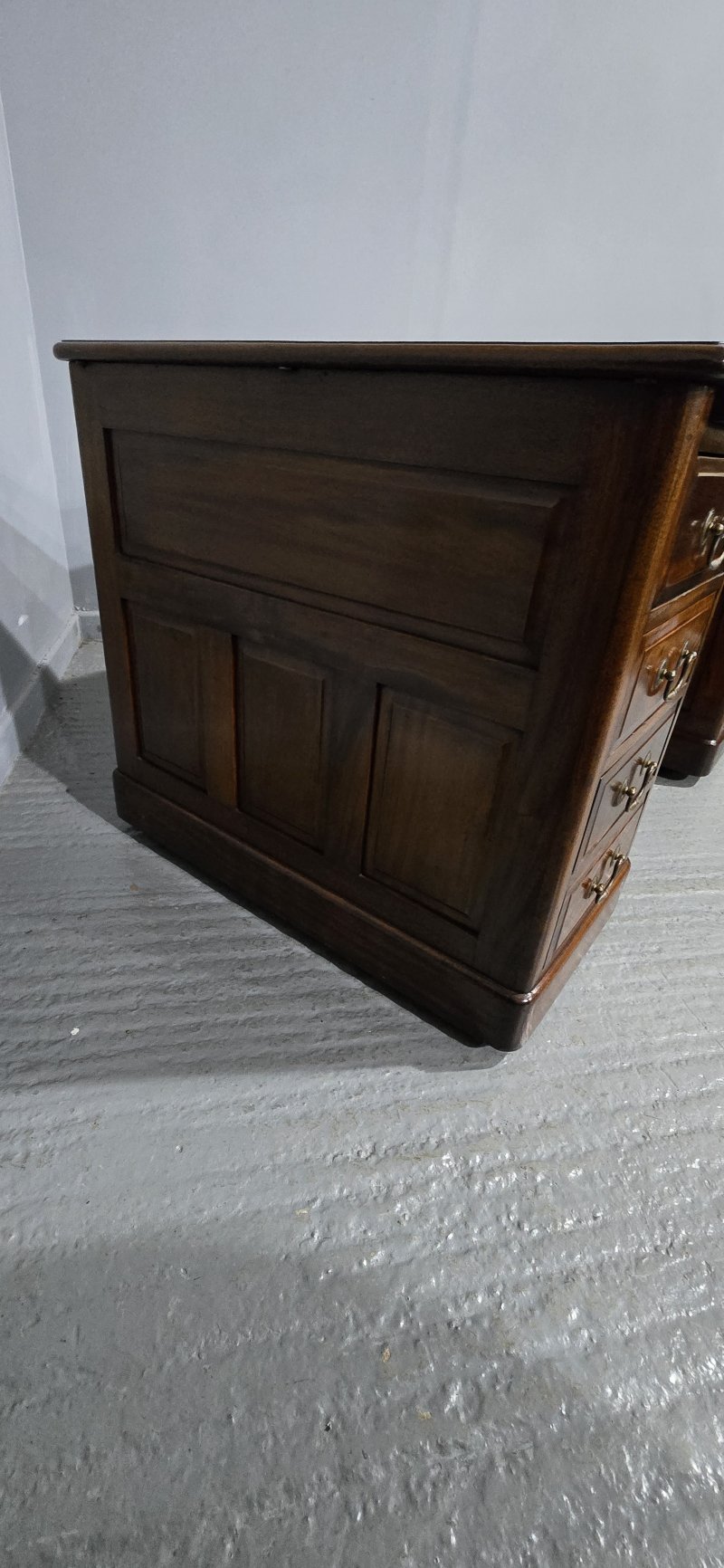 Superb Mahogany Pedestal Desk